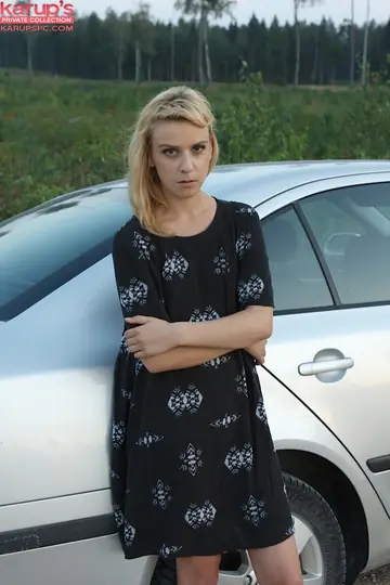 Amy Shangela – Blonde Fingers Her Hairy Ass and Spreads Outdoors by the Car