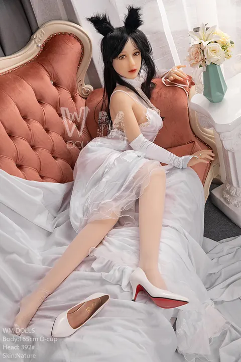 Black-Haired Babe Shows Off Her Big Tits and Pussy – photo 11 of 20