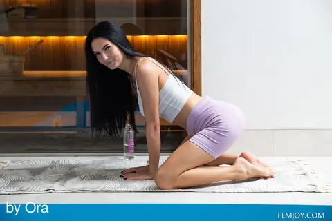 Simon Kitty: Brunette Undresses and Spreads in the Sauna – photo 1 of 16