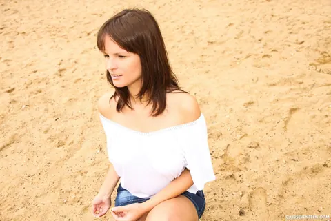 Rita Peach: Brunette PAWG Fingers Her Shaved Pussy on the Beach – photo 1 of 21