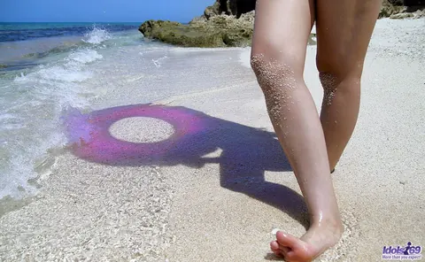 Nao Yoshizaki: Slim Japanese Babe Strips Out of Her Jeans on the Beach – photo 1 of 16