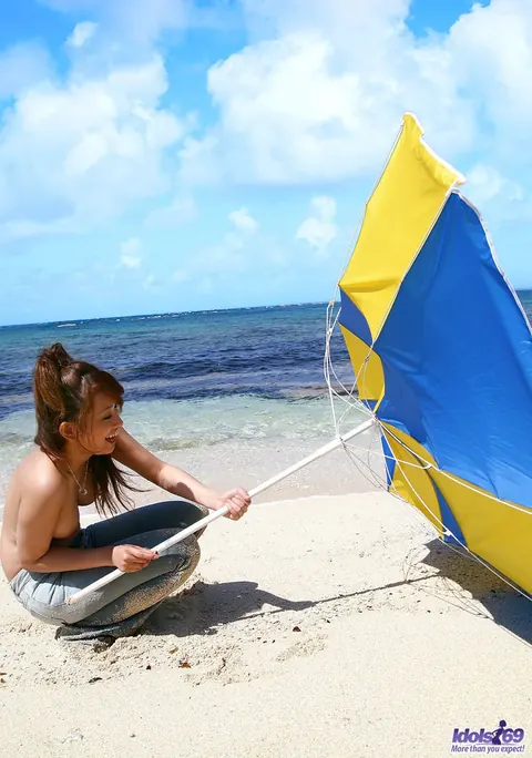Nao Yoshizaki: Slim Japanese Babe Strips Out of Her Jeans on the Beach – photo 15 of 16