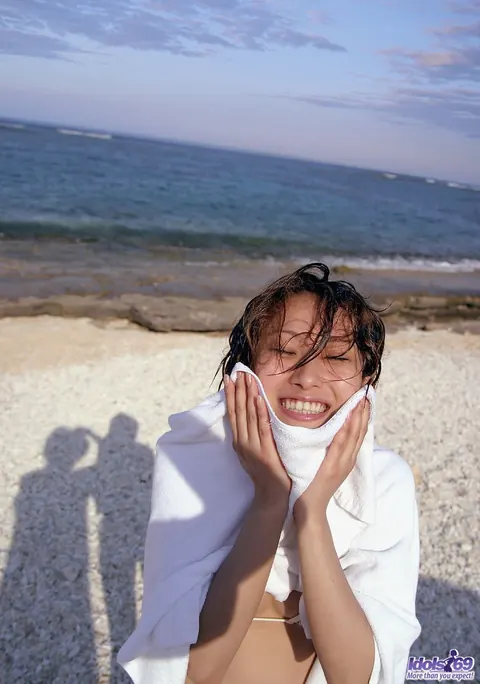 Nao Yoshizaki: Slim Japanese Babe Strips Out of Her Jeans on the Beach – photo 5 of 16