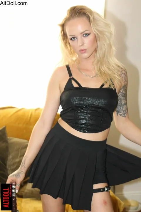 Blonde in Cosplay Costume Poses for Camera – photo 5 of 15