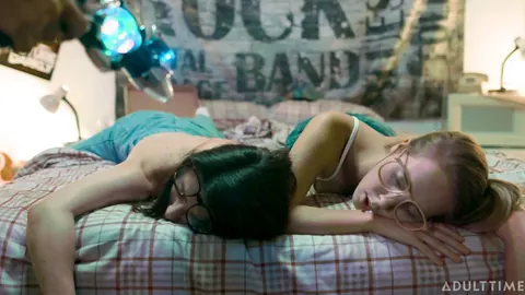 Cadence Lux: Blonde MILF in Jeans and Glasses Has Lesbian Threesome – photo 5 of 21