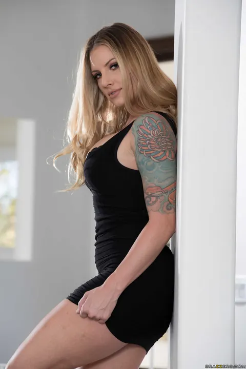 Teagan Presley: Blonde MILF Shows Off Her Big Tits in a Skirt and Heels – photo 6 of 21