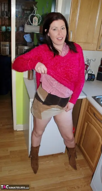Juiceyjaney – Mature British Woman Squats in the Kitchen to Pee in Her Panties and Boots