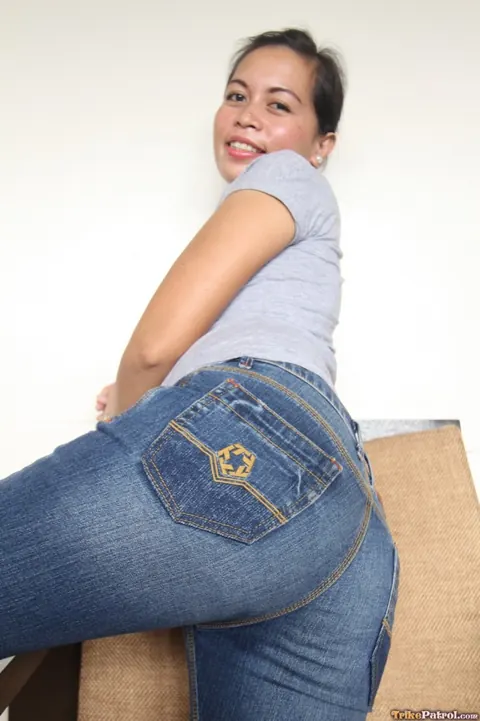 Thick Filipina Flaunts Her Big Ass in Tight Jeans – photo 16 of 16