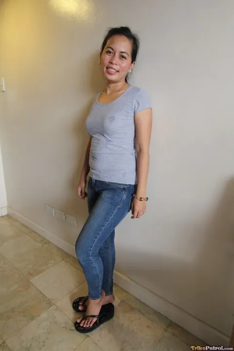 Thick Filipina Flaunts Her Big Ass in Tight Jeans – photo 5 of 16
