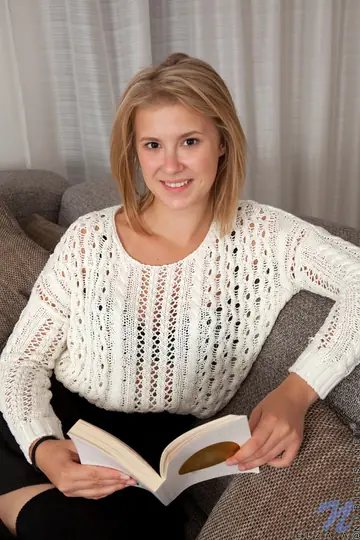 Casey Nohrman – Blonde Amateur in Lingerie and Socks Masturbates and Spreads