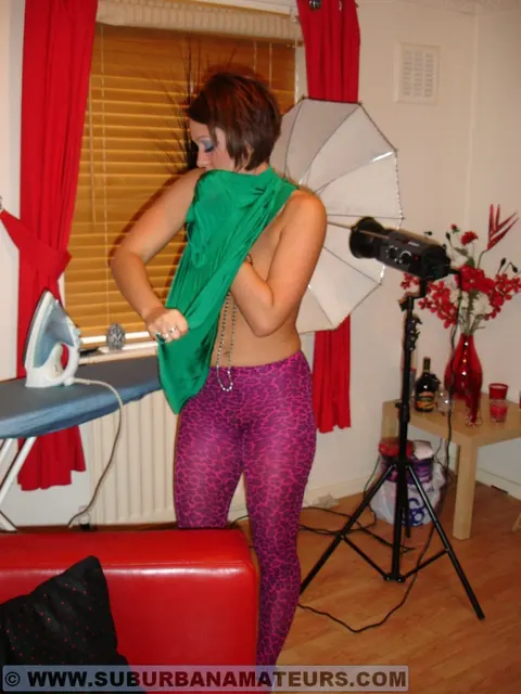 Renee Richards: British MILF Poses Nude in Jeans and Heels – photo 1 of 11