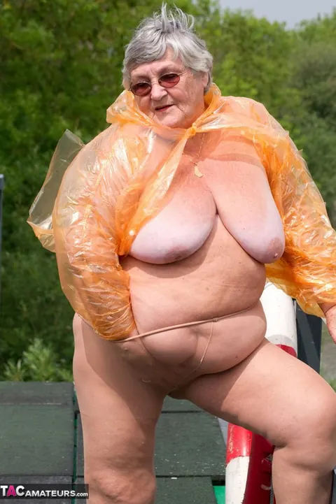 British PAWG Strips Out of Latex and Pantyhose Outdoors – photo 6 of 20
