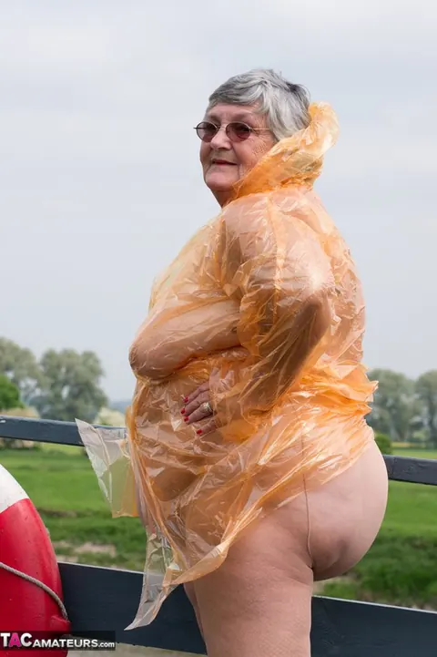 British PAWG Strips Out of Latex and Pantyhose Outdoors – photo 4 of 20