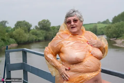 British PAWG Strips Out of Latex and Pantyhose Outdoors – photo 3 of 20