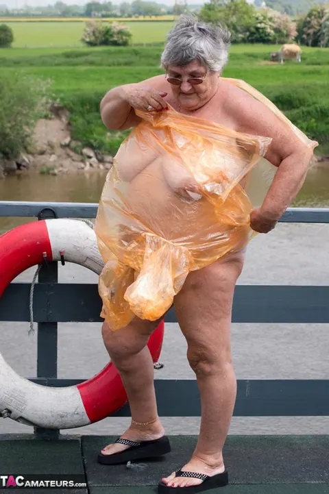 British PAWG Strips Out of Latex and Pantyhose Outdoors – photo 17 of 20
