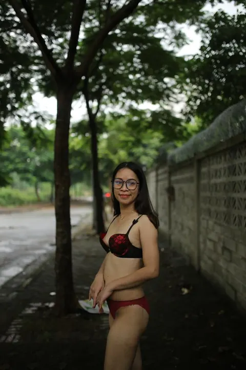 Busty Woman Strips Nude and Poses Fully Naked – photo 17 of 21
