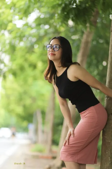 Busty Woman Strips Nude and Poses Fully Naked – photo 20 of 21