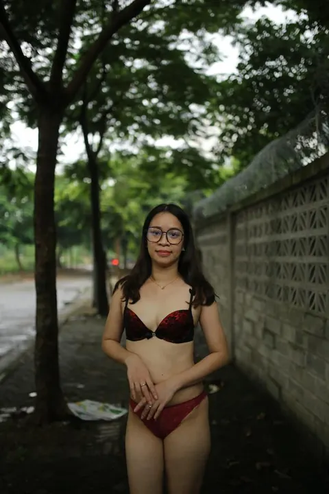 Busty Woman Strips Nude and Poses Fully Naked – photo 14 of 21