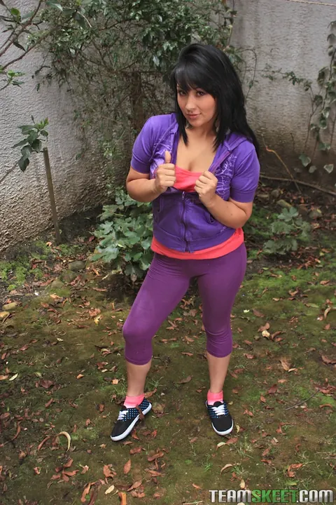 Emily Lee: Latina Brunette Strips and Spreads Her Pussy Outdoors – photo 2 of 20
