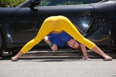 Victoria Lynn: Brunette PAWG Poses in Yoga Pants and Shows Her Big Ass – photo 5 of 11