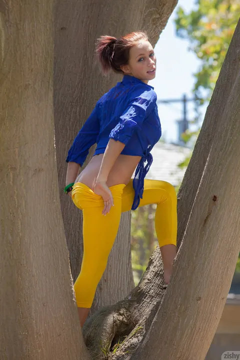 Victoria Lynn: Brunette PAWG Poses in Yoga Pants and Shows Her Big Ass – photo 3 of 11