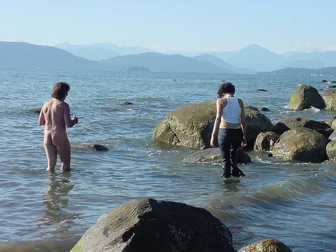 Woman Stands and Turns to Show Her Nude Body – photo 4 of 21