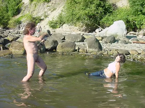 Woman Stands and Turns to Show Her Nude Body – photo 7 of 21