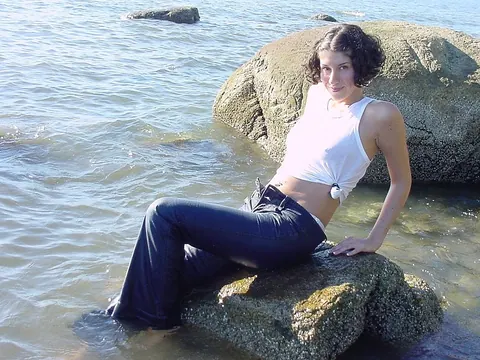 Woman Stands and Turns to Show Her Nude Body – photo 18 of 21