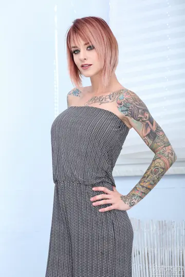 Sammie Six – Tattooed Redhead Lesbians Kiss and Finger Each Other
