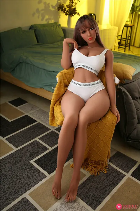 Busty Curvy Woman Poses Nude and Displays Her Ass – photo 8 of 20