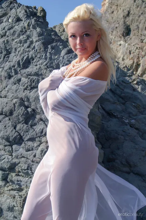 Blonde PAWG Bares Her Curves on the Beach Rocks – photo 2 of 16