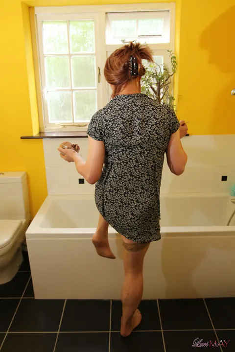 Trans Woman Pulls Down Her Top and Poses Fully Nude – photo 2 of 15