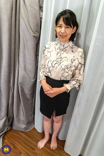 Mature Japanese Brunette Lifts Her Skirt and Spreads Her Pussy