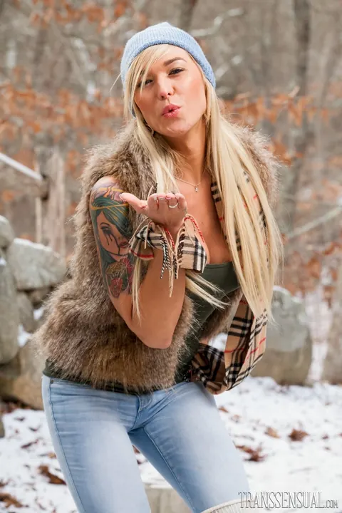 Busty Trans Woman Strips Out of Her Jeans Outdoors – photo 12 of 15