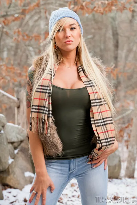 Busty Trans Woman Strips Out of Her Jeans Outdoors – photo 10 of 15