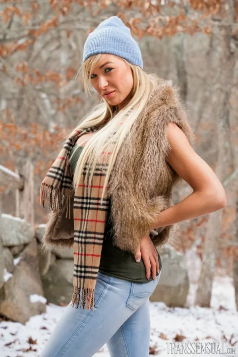 Busty Trans Woman Strips Out of Her Jeans Outdoors – photo 14 of 15