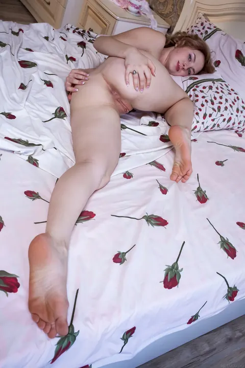 Jamie Joi: Curly Ukrainian Redhead Spreads Her Pussy in the Bedroom – photo 16 of 20