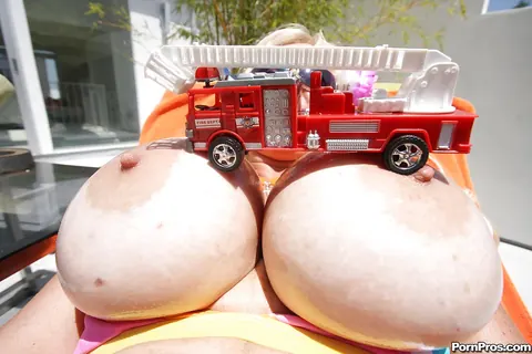Kayla Kupcakes: Blonde MILF in Glasses Shows Her Big Tits by the Pool – photo 7 of 16