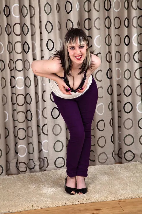 Samantha Jane: Blonde British PAWG with Big Natural Tits Spreads Her Hairy Pussy – photo 3 of 21