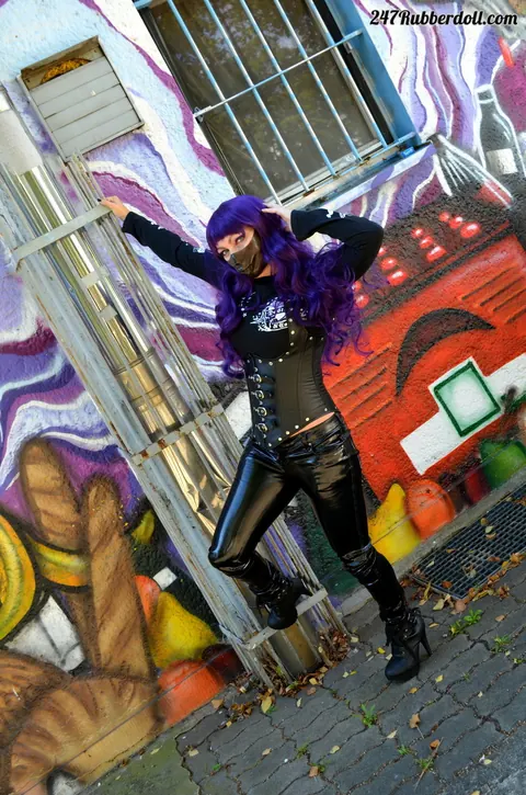 RubberDoll: Brunette PAWG Poses in Latex and High Heels Outdoors – photo 8 of 15