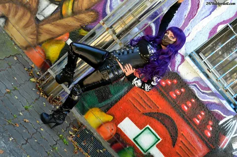 RubberDoll: Brunette PAWG Poses in Latex and High Heels Outdoors – photo 7 of 15