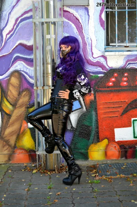 RubberDoll: Brunette PAWG Poses in Latex and High Heels Outdoors – photo 6 of 15