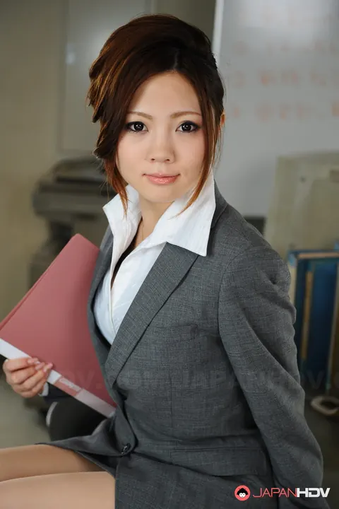 Iroha Kawashima: Japanese Redhead Exposes Her Bra in the Office – photo 4 of 15