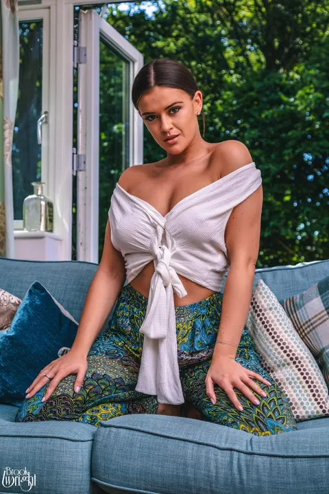 Brook Wright: Thick British Brunette Uncovers Her Big Natural Tits on the Sofa – photo 3 of 12