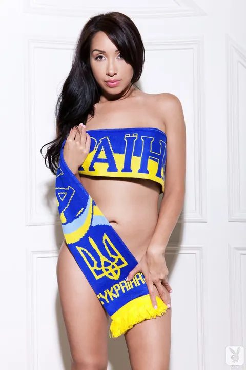 Marie Lucano: Busty Latina Brunette Spreads Her Legs and Shows Off Her Body – photo 2 of 17