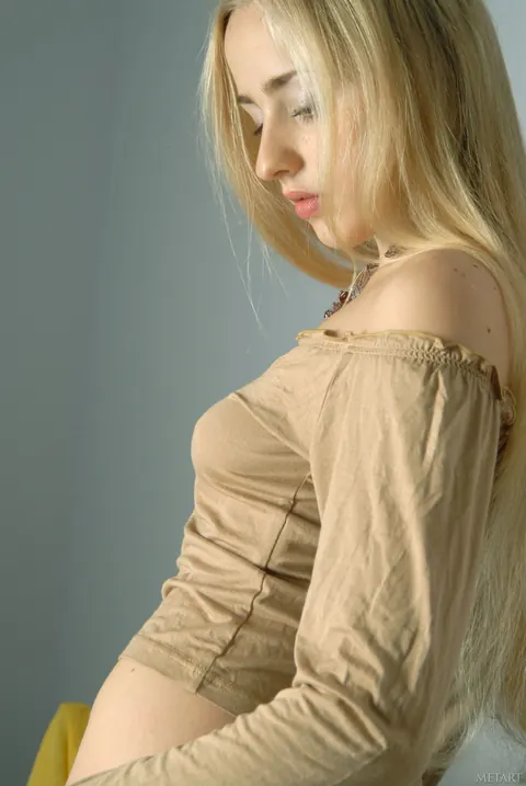 Blonde Undresses and Shows Her Trimmed Pussy – photo 4 of 20