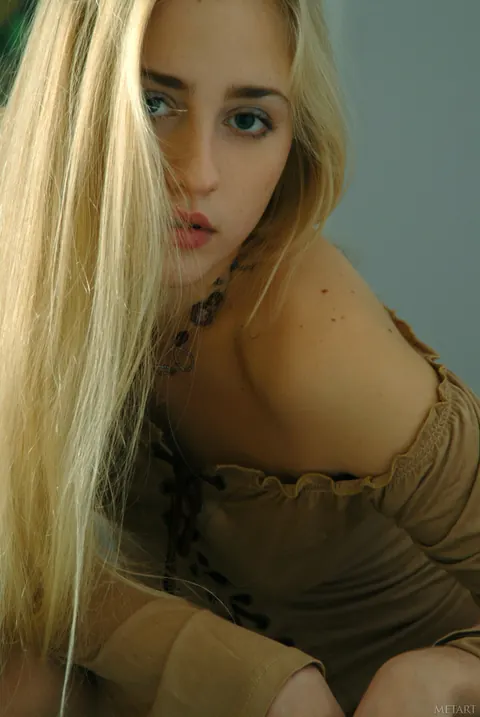 Blonde Undresses and Shows Her Trimmed Pussy – photo 5 of 20