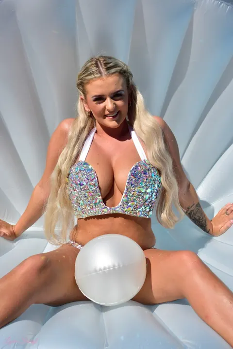 Lycia Sharyl: British Blonde PAWG Strips Her Bikini by the Pool – photo 1 of 12