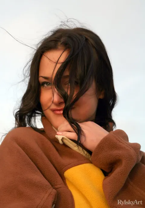 Brunette Strips Nude and Poses on the Beach – photo 16 of 16