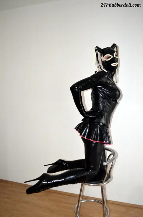 RubberDoll: Busty Brunette Poses in Latex, Heels and Glasses – photo 9 of 15